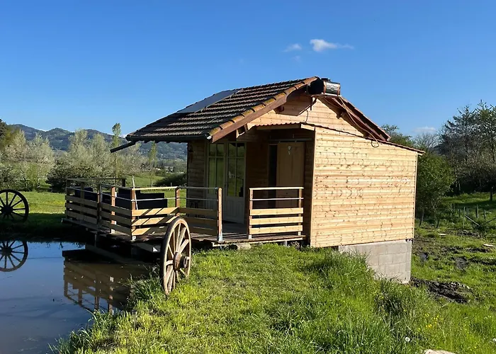 Cabane Au Bord D\'Un Etang