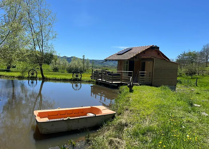 Cabane Au Bord D\'Un Etang