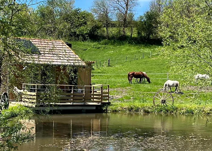 Cabane Au Bord D\'Un Etang